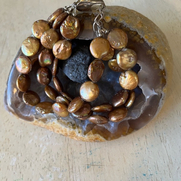 Light Burgundy Freshwater Coin Shaped Pearl Bracelet | Artisan Made - Picture 3 of 5